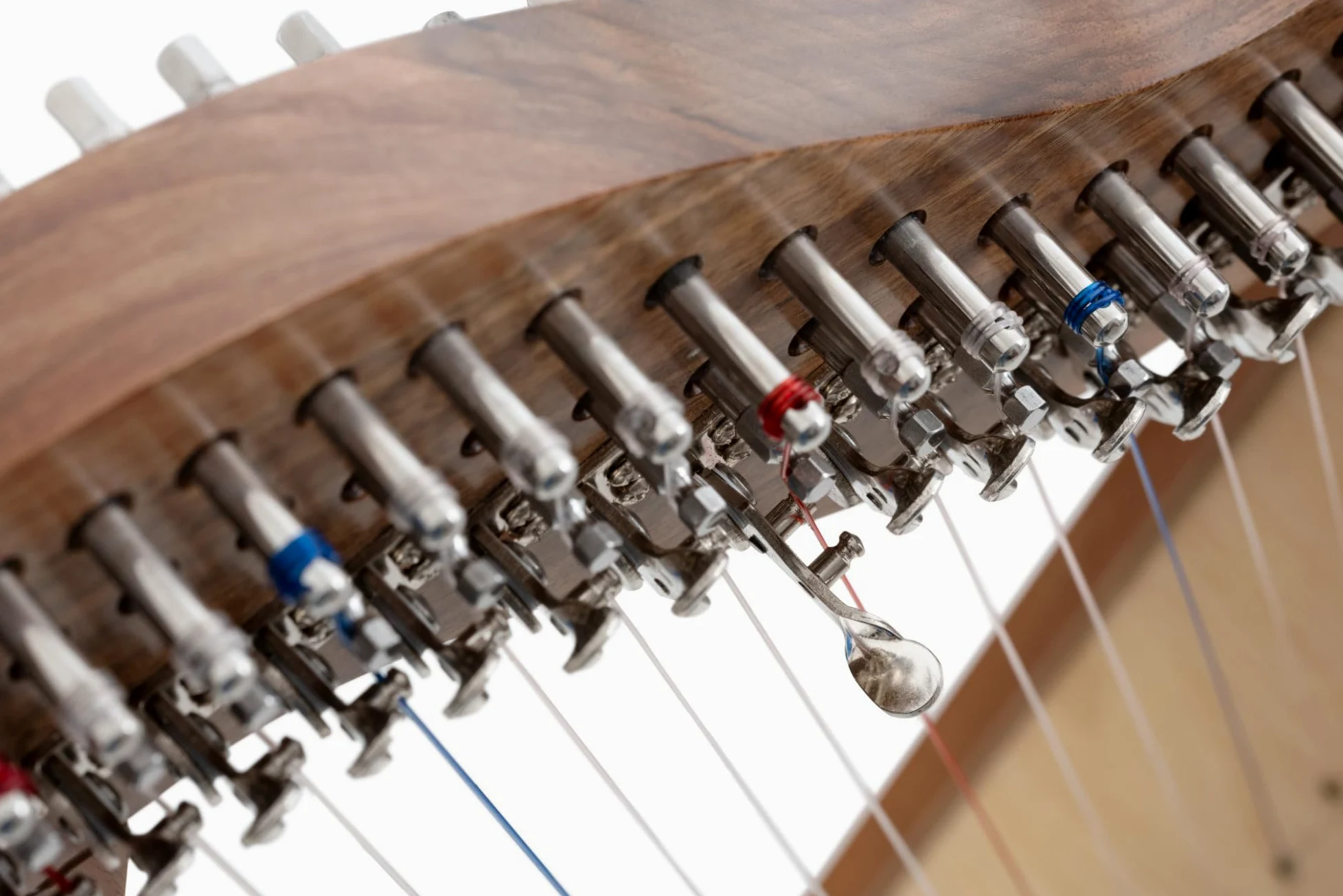 Classic Cantabile H-22 WN Arpa Celtica 22 corde, accordatura Mi bemolle maggiore, meccanica a semitoni, legno noce, include borsa e 2 chiavi, altezza 83,5 cm.