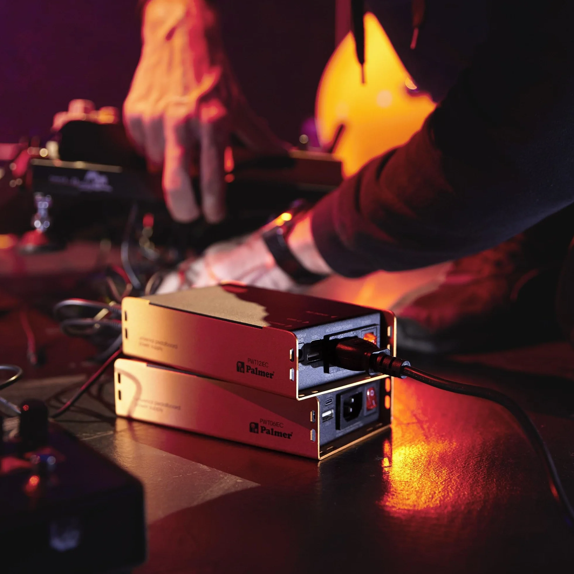 Palmer PWT 12 IEC Universal Pedalboard Power Supply with USB