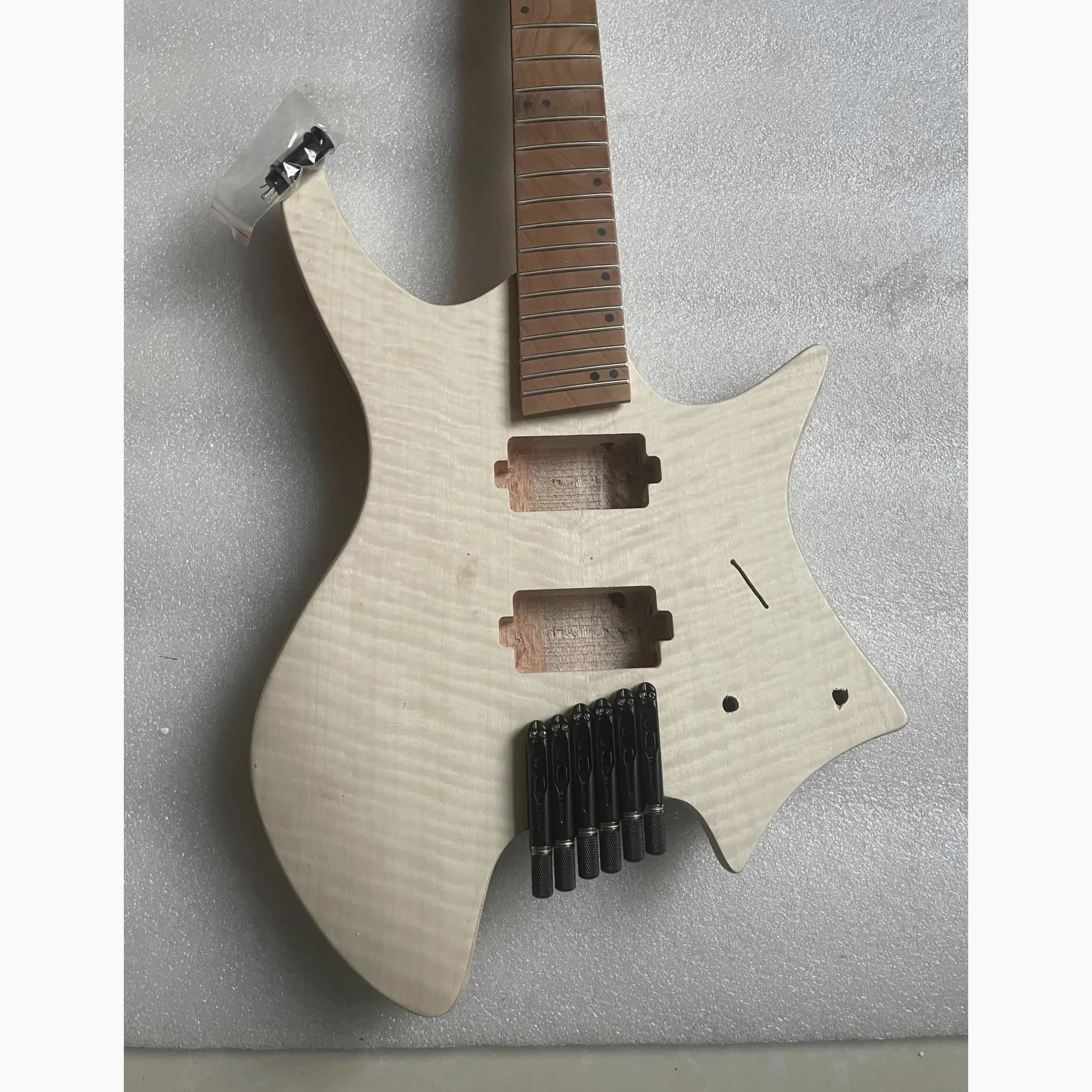 Corpo della Chitarra Incompiuto 6 corde Headless Set Chitarra Elettrica Con Impiallacciatura d'acero Corpo in Mogano Collo in Legno D'acero 24 Tasti Arrosto In Legno D'acero