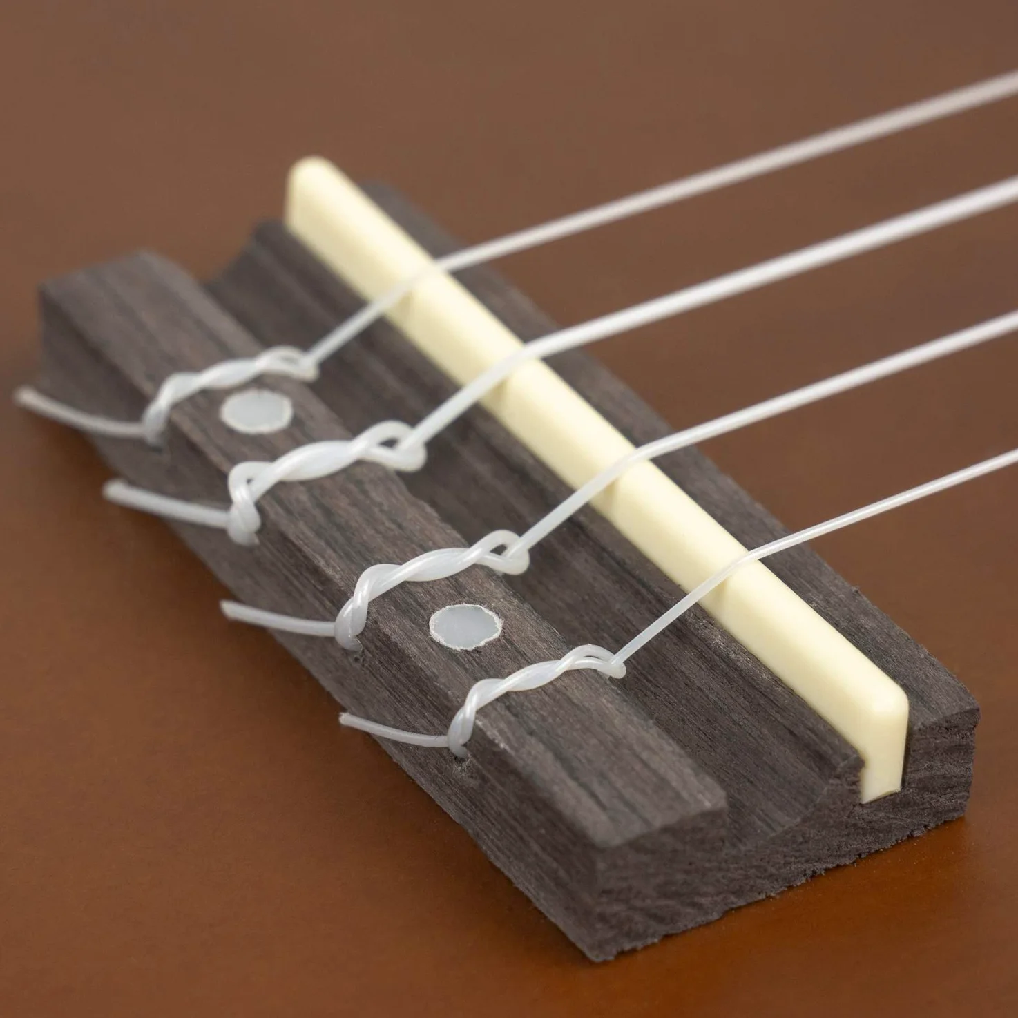 Cascha HH 3956 NL Ukulele Soprano con Manuale in Olandese, Accordatore, Borsa, 3 Plettri e Corde Aquila