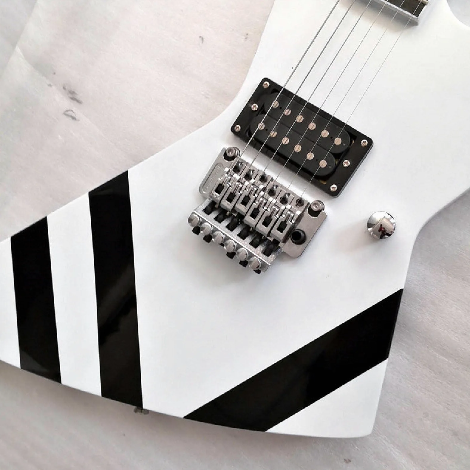 Chitarra elettrica di forma irregolare/chitarra dipinta a mano 38 pollici bianca