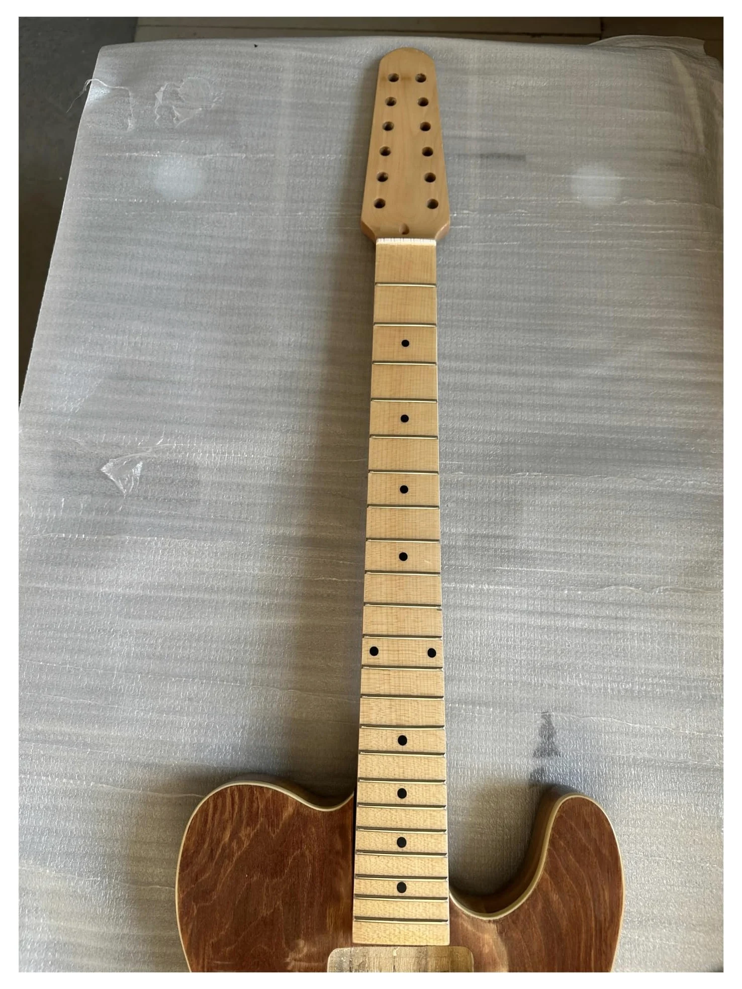 Corpo e manico for chitarra elettrica da 40 pollici a 12 corde con ponte Parti for chitarra fai-da-te Manico in acero con botte di Paulownia necessario farlo da soli