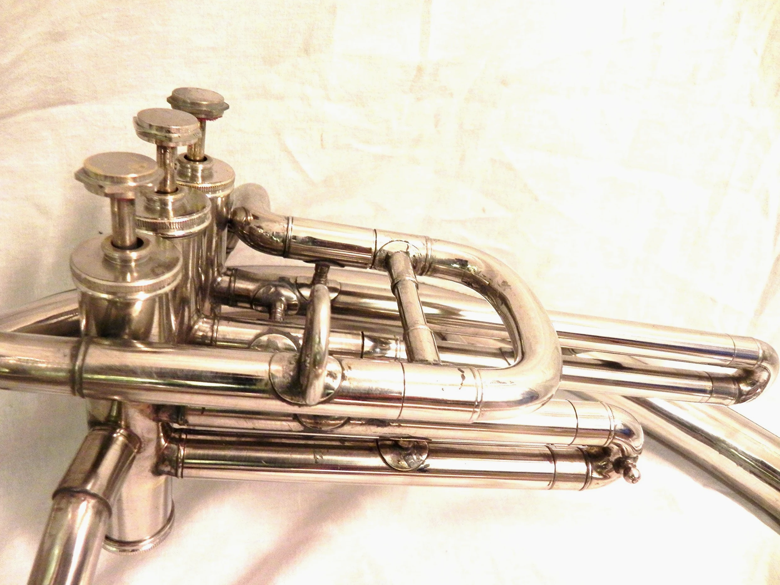 Sosafono indiano fatto a mano in ottone con finitura argentata, 55,9 cm, con bocca/borsa