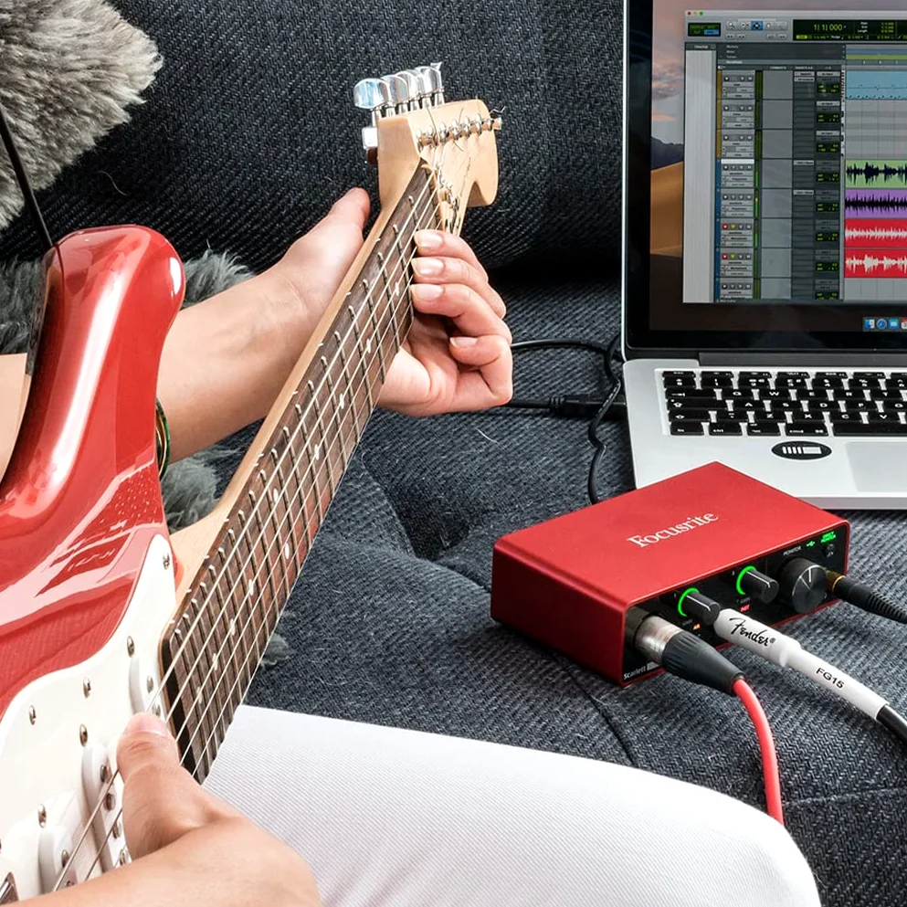 Focusrite Scarlett Solo Studio (terza Generazione), pacchetto Interfaccia Audio USB - Per Chitarristi, Cantanti E Produttori, Con Microfono A Condensazione E Cuffie, Per Registrare
