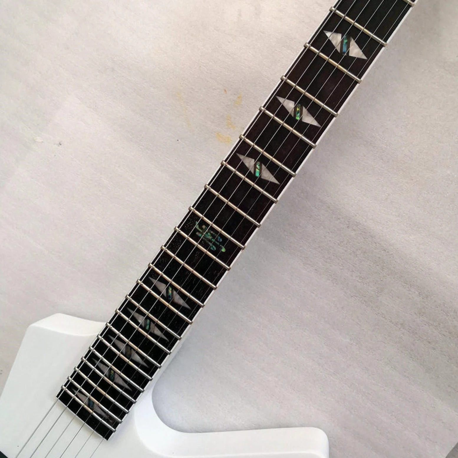Chitarra elettrica di forma irregolare/chitarra dipinta a mano 38 pollici bianca