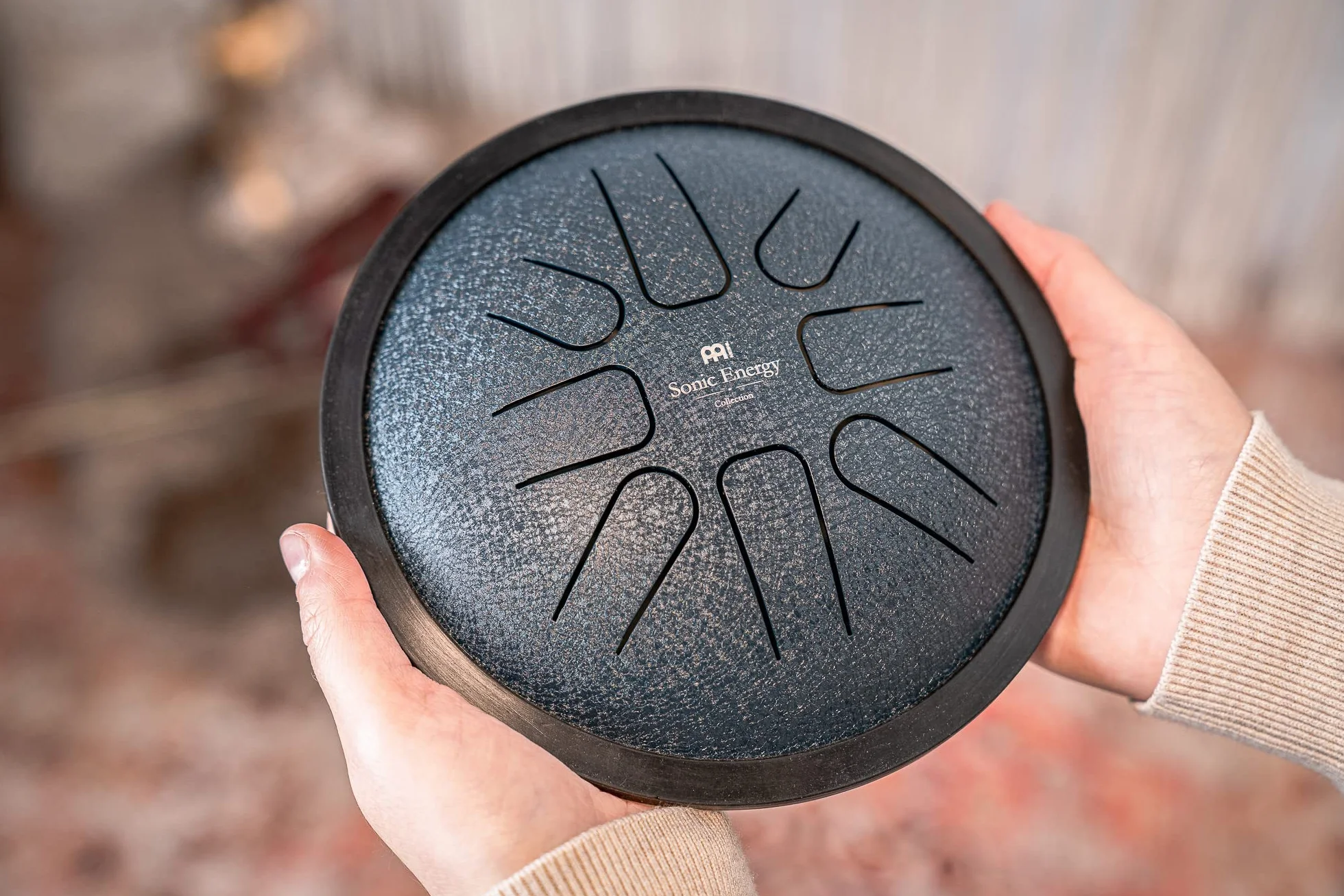 Sonic Energy Steel Tongue Drum – Small Tank Drum da 7 Pollici in G Minore – Strumento in Acciaio Inossidabile per Meditazione, Yoga, Bambini - Include Mallet e Borsa (SSTD2NB)