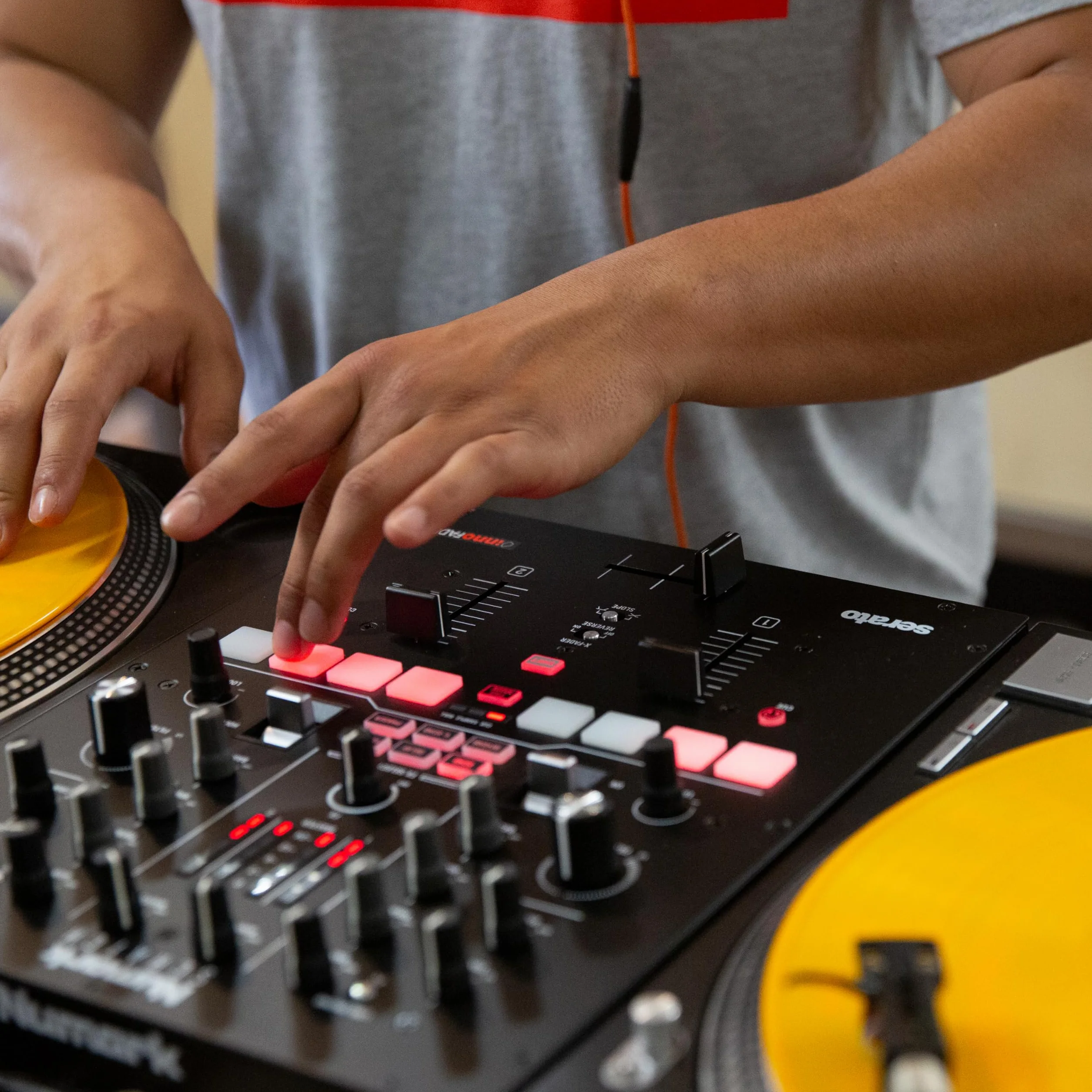 Numark Scratch Mixer Scratch a 2 Canali Per DJ + Serato DJ Pro, Crossfader Innofader, Licenza DVS, 6 Selettori per Effetti, Pad Performance