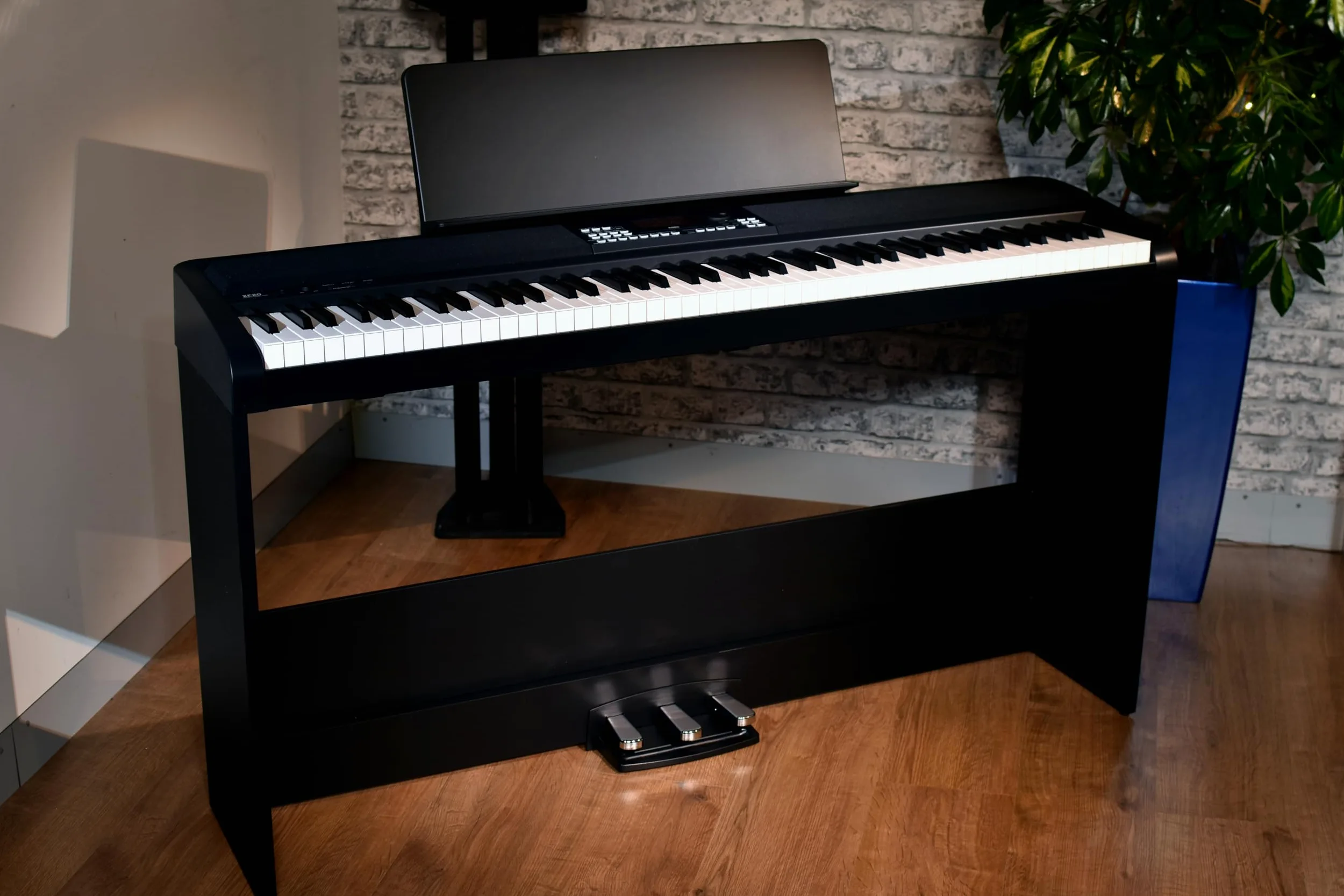 KORG XE20SP - Pianoforti Digitali con Accompagnamenti Styles, Supporto in Legno e 3 Pedali, 88 Tasti