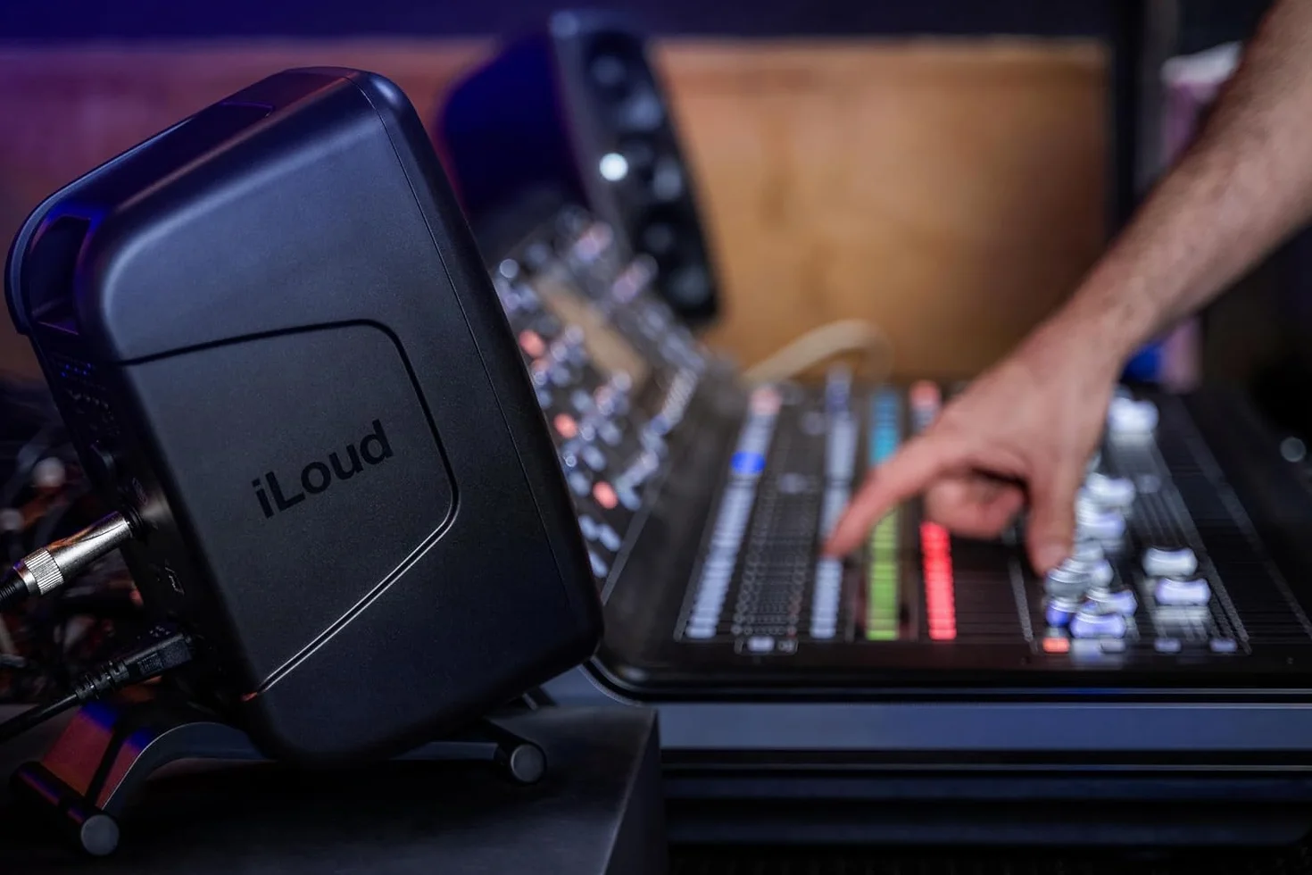 IK Multimedia iLoud MTM MKII - Coppia di monitor da studio hi-end compatti di nuova generazione con correzione ambientale ARC integrata, emulazione dei diffusori, 100W. Include microfono ARC. Nero