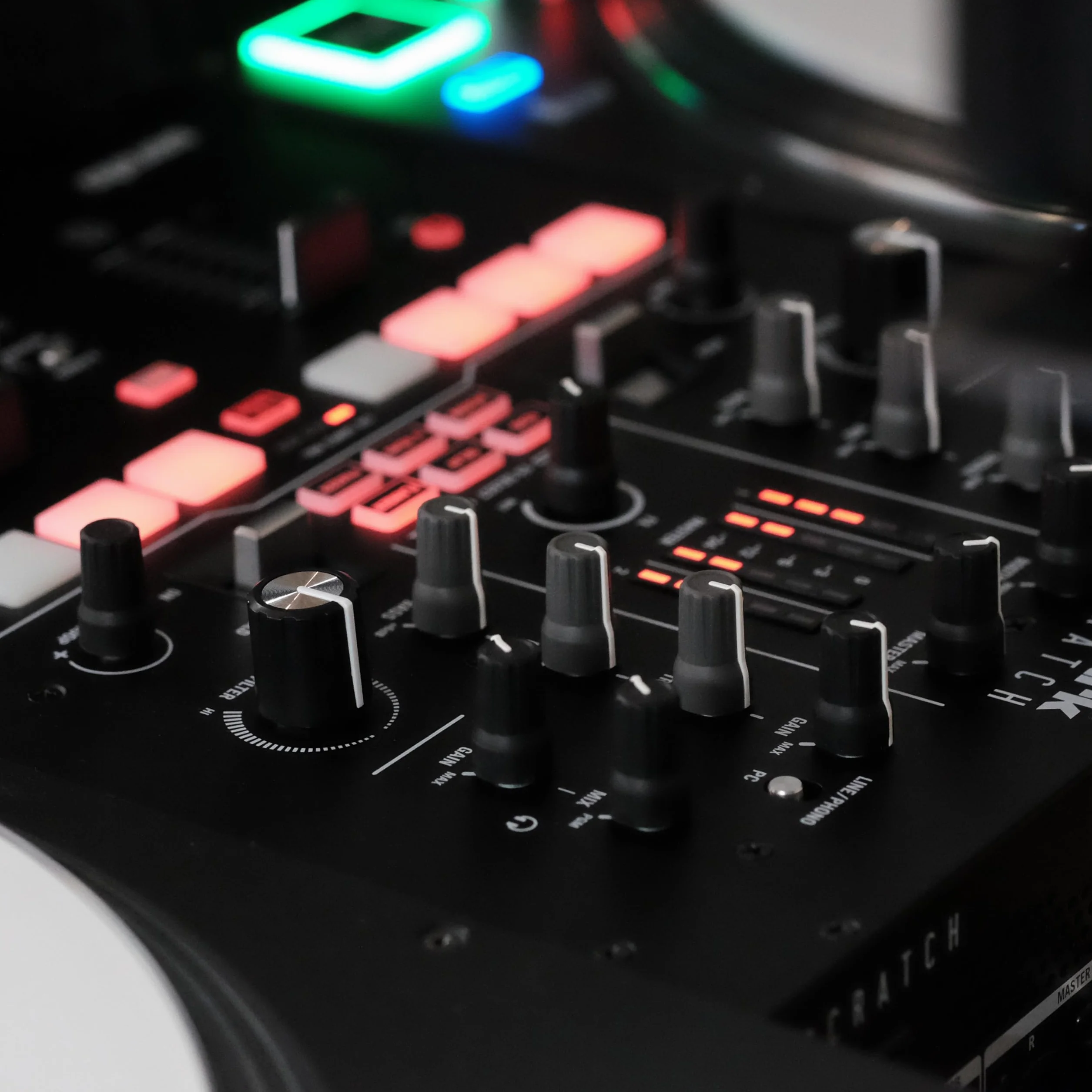 Numark Scratch Mixer Scratch a 2 Canali Per DJ + Serato DJ Pro, Crossfader Innofader, Licenza DVS, 6 Selettori per Effetti, Pad Performance