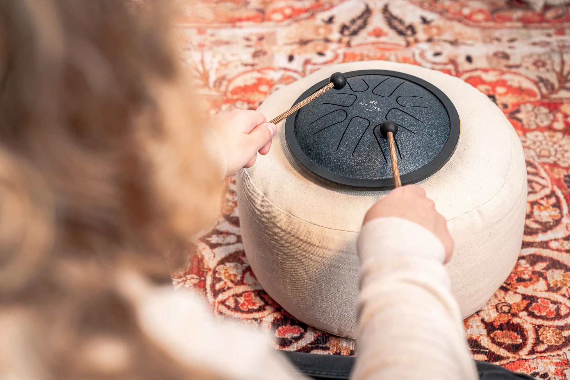 Sonic Energy Steel Tongue Drum – Small Tank Drum da 7 Pollici in G Minore – Strumento in Acciaio Inossidabile per Meditazione, Yoga, Bambini - Include Mallet e Borsa (SSTD2NB)