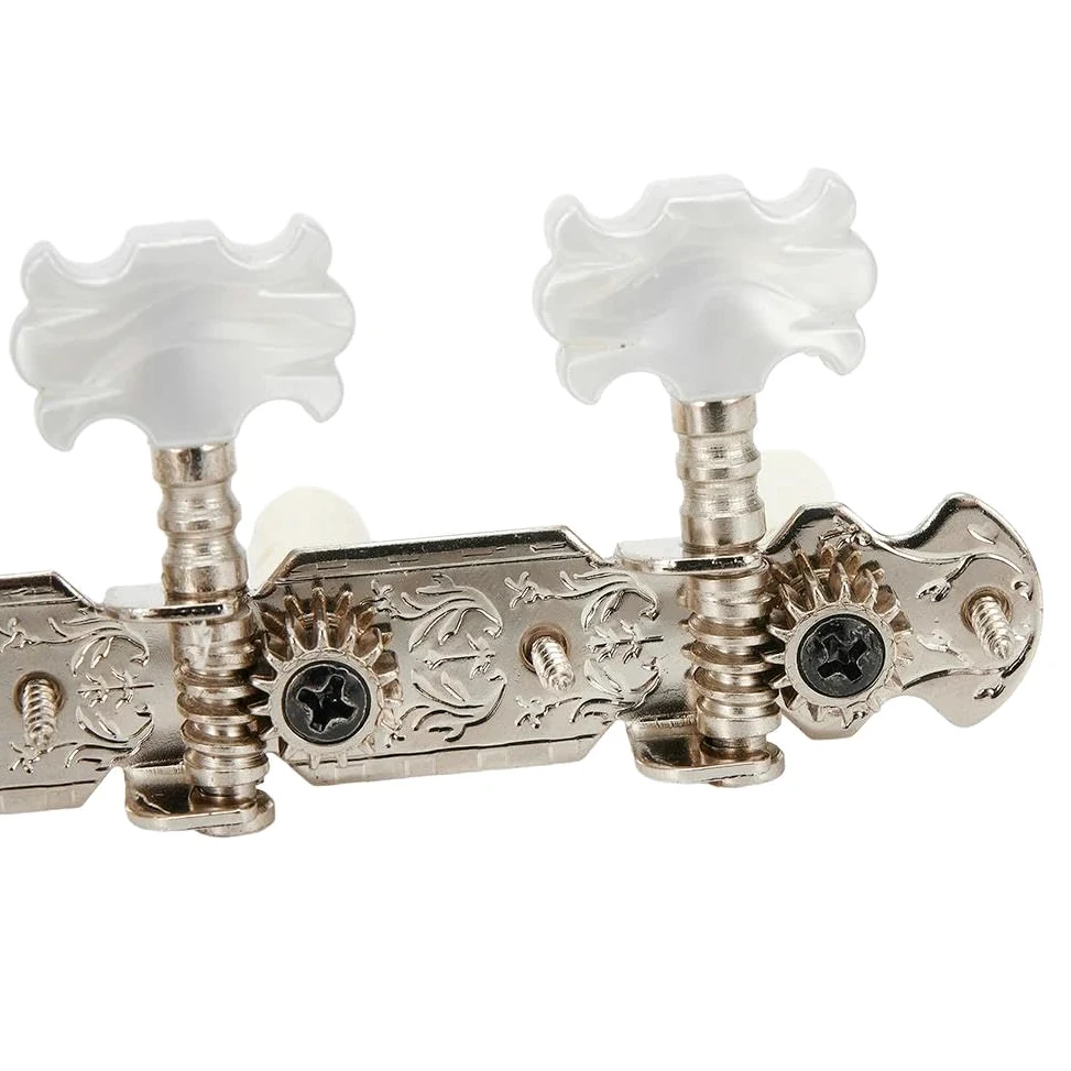 Un paio di accordatori per chitarra classica, pratici accessori di ricambio